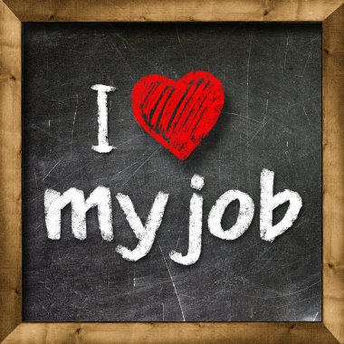 bir kara tahta üzerinde beyaz tebeşir ile el yazısıyla işimi seviyorum