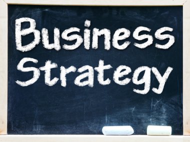 iş stratejisi üzerinde bir yazı tahtası Beyaz tebeşir ile el yazısı.