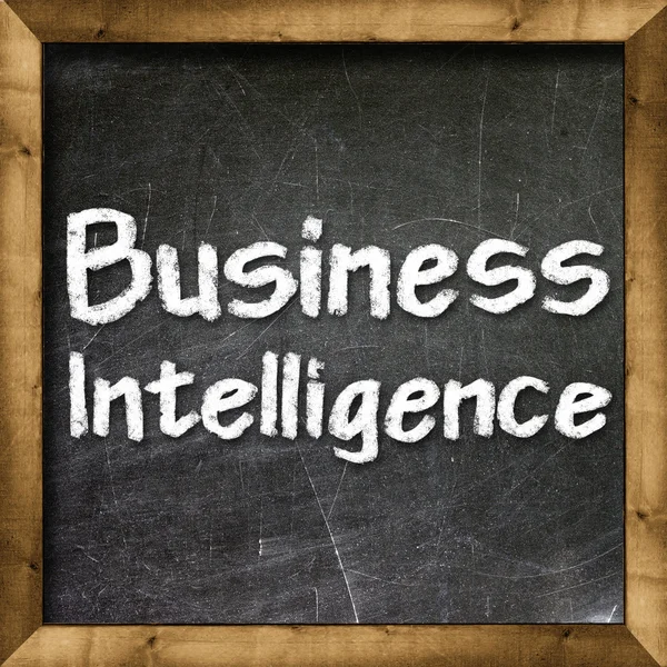 Business intelligence handskrivna med vit krita på en svart tavla — Stockfoto