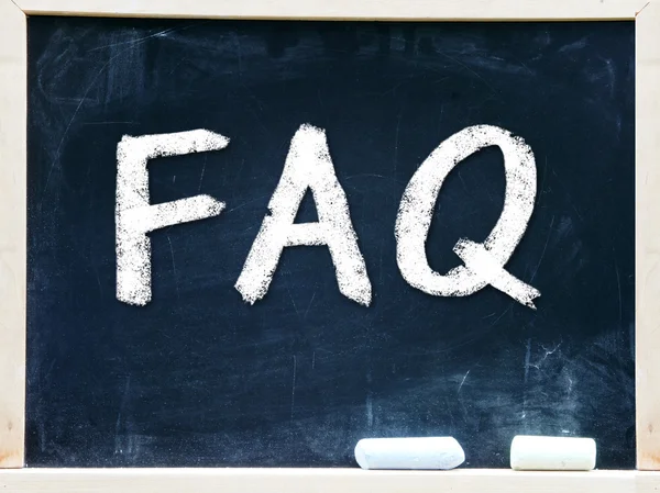 FAQ ręcznie z białą kredą na tablicy — Zdjęcie stockowe