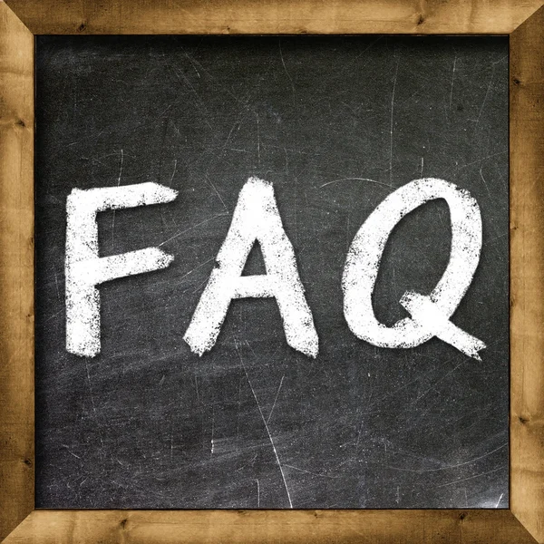 FAQ handskrivna med vit krita på en svart tavla — Stockfoto