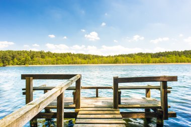 bir göl üzerinde ahşap moore