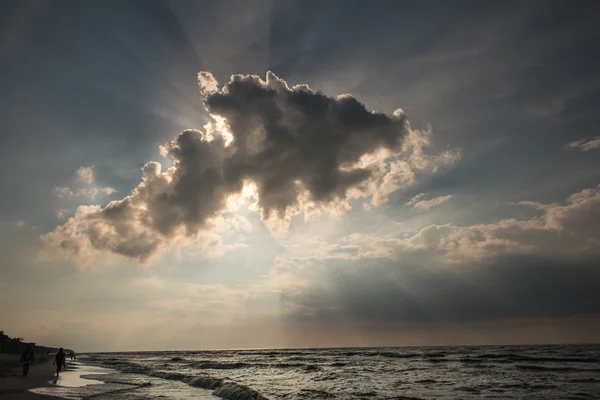 Драматическое небо над морем — стоковое фото