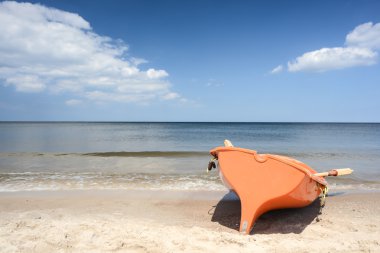 Sahilde bir balıkçı teknesi