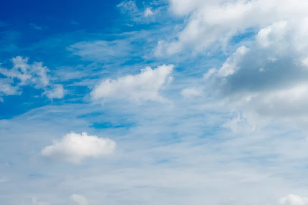 ท้องฟ้าสีฟ้าและเมฆสีขาว — ภาพถ่ายสต็อก