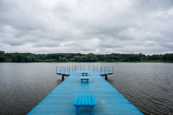 Dřevěná jezero most v letní sezóně — Stock fotografie