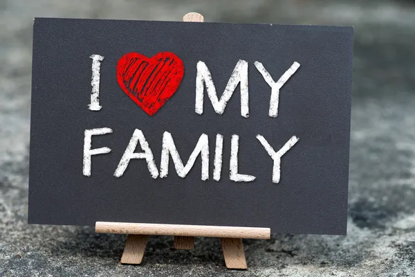 Eu amo My Family escrito à mão com giz branco em um quadro negro . — Fotografia de Stock