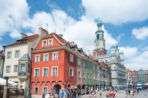 L'elevazione delle case nella Piazza del Mercato Vecchio a Poznan, Polonia — Foto Stock