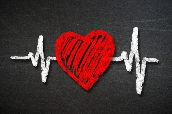 Kalp atışı karakter ve tasarım, love heart bir kara tahta üzerinde — Stok fotoğraf