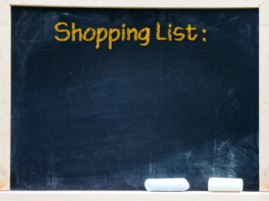 Kara tahta üzerinde alışveriş listesi