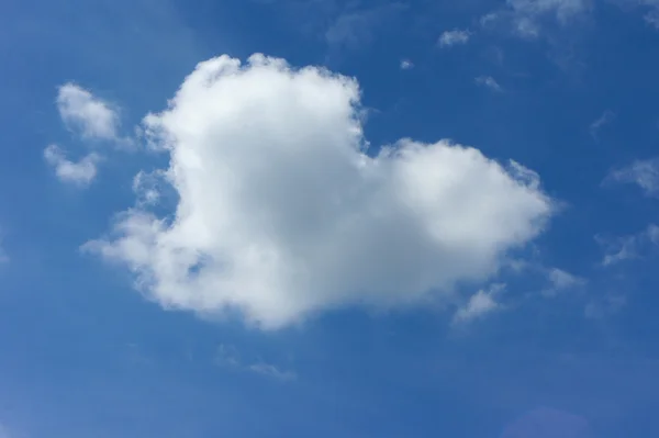 Nube de corazón en el cielo — Foto de Stock