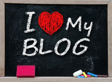 Beyaz tebeşir ile el yazısıyla yazılmış blog aşk