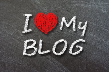 Beyaz tebeşir ile el yazısıyla yazılmış blog aşk