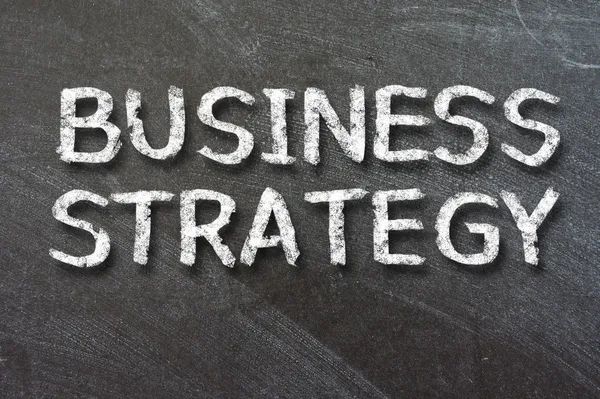 Affärsstrategi handskrivna med vit krita — Stockfoto