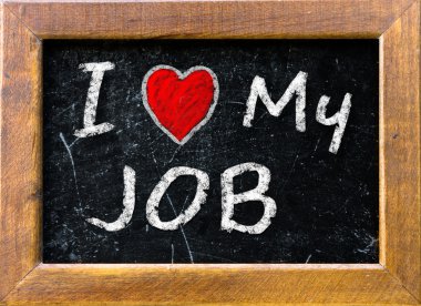 Beyaz tebeşir ile el yazısıyla işimi seviyorum