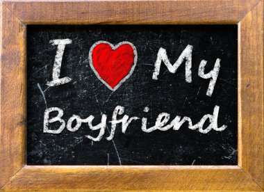 Tebeşir ile el yazısıyla yazılmış bir erkek arkadaşımı seviyorum