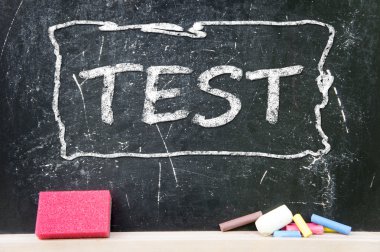 Beyaz tebeşir ile el yazısı test