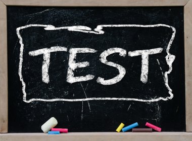 Beyaz tebeşir ile el yazısı test