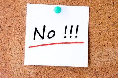 Hayır beyaz yapışkan notu üzerinde