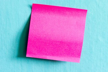 duvarda bir defter ile boş bir yapışkan not