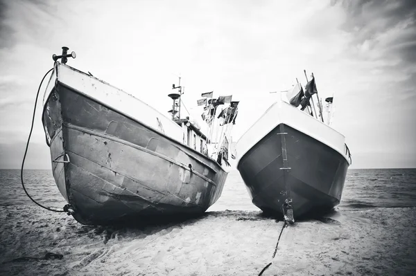 Fiskebåtar på stranden — Stockfoto