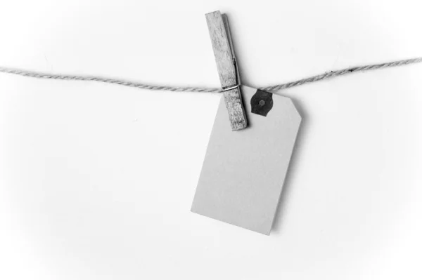 Note and a clothes peg with clipping path — Stock Photo, Image