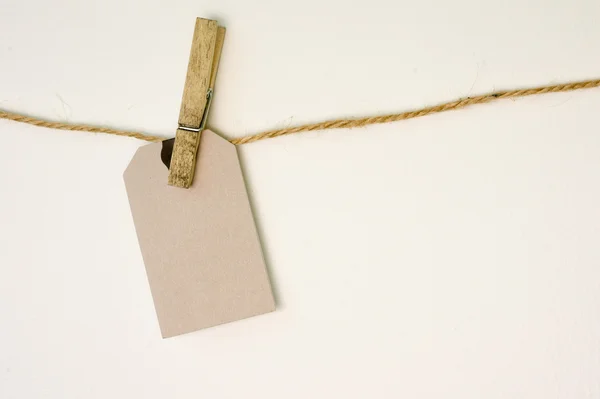 Note and a clothes peg with clipping path — Stock Photo, Image