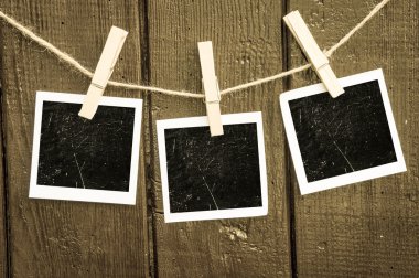Fotoğraf kağıdı bağlamak için ip ahşap arka plan üzerinde elbise pimleri ile