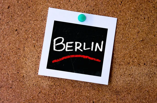 Foto kwijnde op kurk met woord Berlijn — Stockfoto