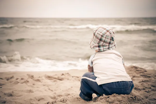 Einsames Kind am Strand — Stockfoto