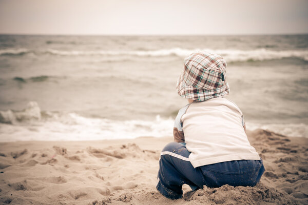 Одинокий ребенок на пляже
