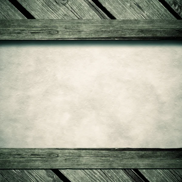 Folha de papel no meio da textura de madeira — Fotografia de Stock