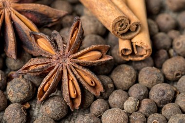 Tarçın çubukları ve anason yıldızları