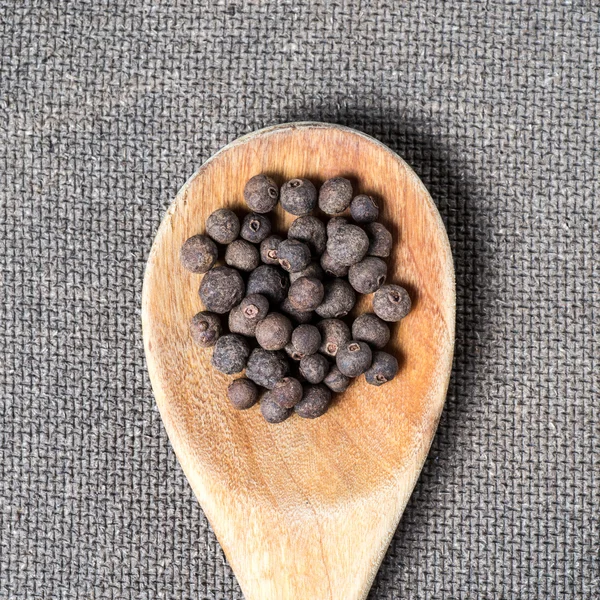 Varias especias en cuchara de madera — Foto de Stock