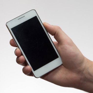 El ele tutuşan akıllı telefon.