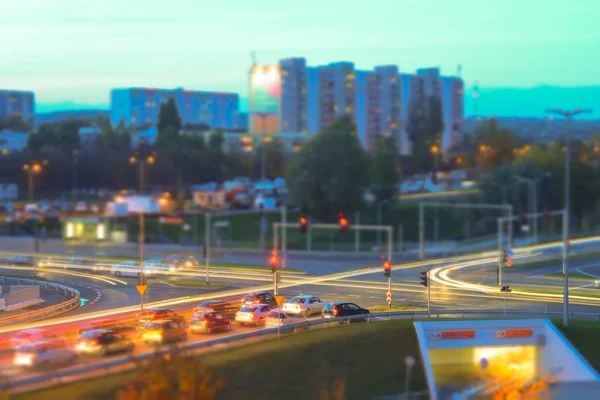 bir kavşakta trafik sıkışmış otomobil