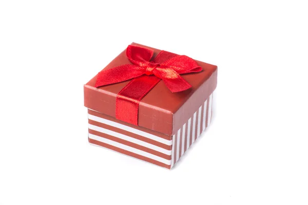 Confezione regalo e nastro rosso — Foto Stock