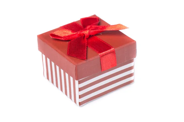 Подарункова коробка і червона стрічка — стокове фото