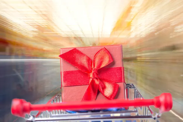 Shopping trolley full av jul presenterar — Stockfoto