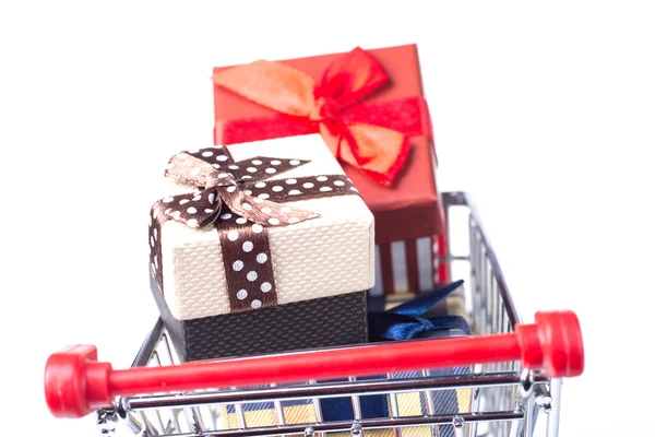 Einkaufswagen voller Weihnachtsgeschenke — Stockfoto