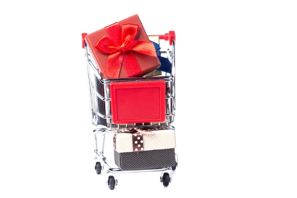 Carro de compras lleno de regalos de Navidad —  Fotos de Stock