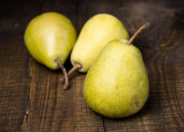 ahşap üzerine armut