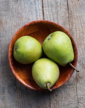 ahşap kase taze armut