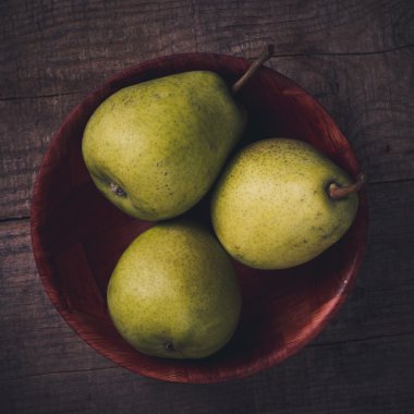 ahşap kase taze armut