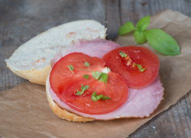 jambon ve domates ekmek rulo