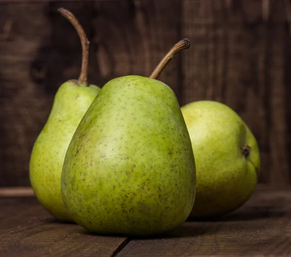 Päron på trä — Stockfoto