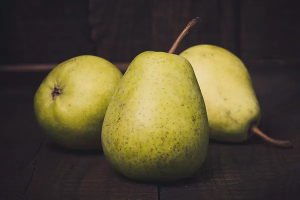 Päron på trä — Stockfoto