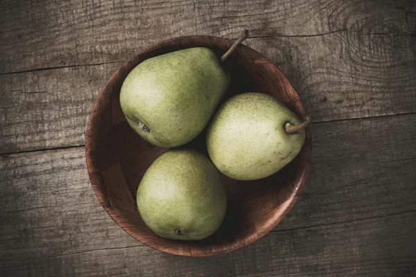 Pere fresche in ciotola di legno — Foto Stock