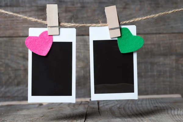 Old blank photo with a heart pinned to the string — Stock Photo, Image