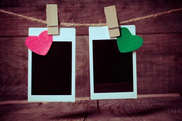 Old blank photo with a heart pinned to the string — Stock Photo, Image